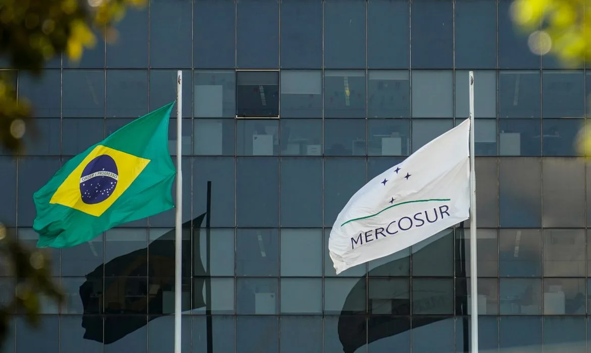 Bandeiras do Brasil e do Mercosul, composto por Brasil, Argentina, Bolívia, Paraguai e Uruguai