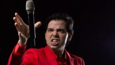 Comediante Gustavo Mendes trajado como Dilma Rousseff