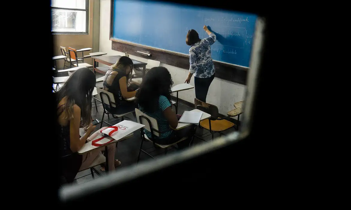 Estudo da FGV EAESP com a CNTE ouviu 2.235 profissionais da educação em todas as regiões do país.