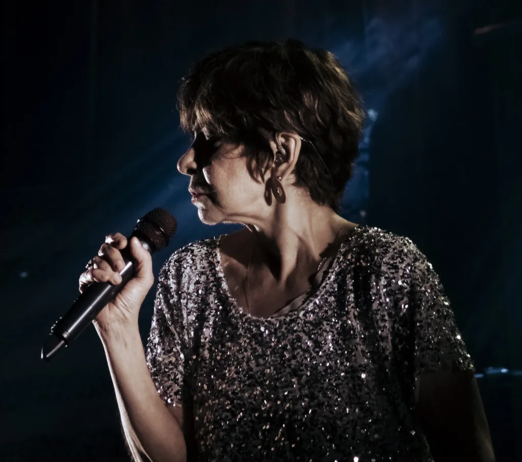 Sandra Pêra durante apresentação do espetáculo Eu apenas queria que você soubesse – Sandra Pêra canta Gonzaguinha. O show revisita a obra do compositor nesta quinta (24) e sexta-feira (25), na CAIXA Cultural Brasília