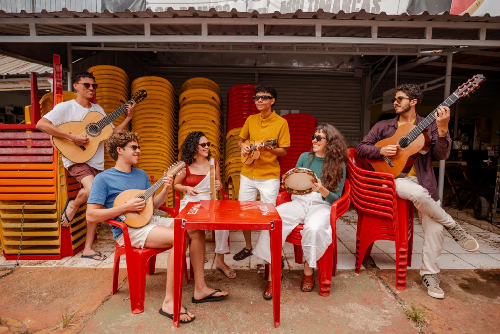 Roda de choro reúne músicos na Feira Permanente de Taguatinga como parte da programação do projeto Choro Permanente
