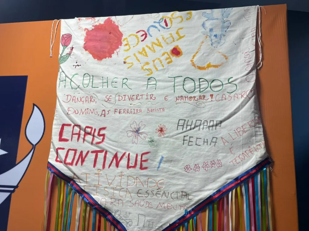 Faixa produzida para o ato reúne mensagens em defesa do cuidado em liberdade e da política antimanicomial