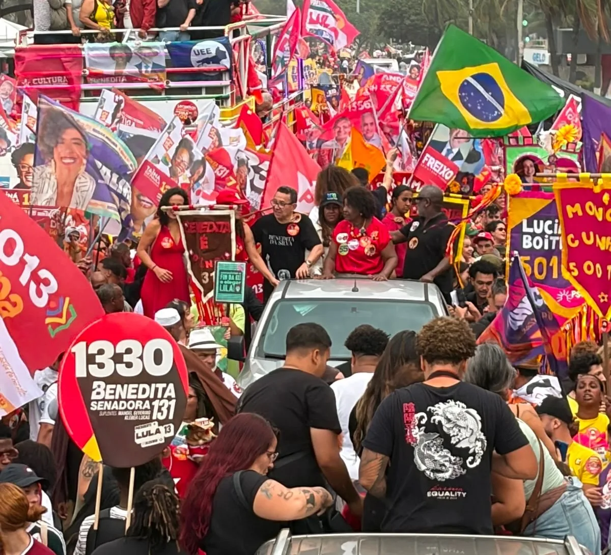 Benedita da Silva realiza caminhada com apoiadores em Copacabana (RJ)