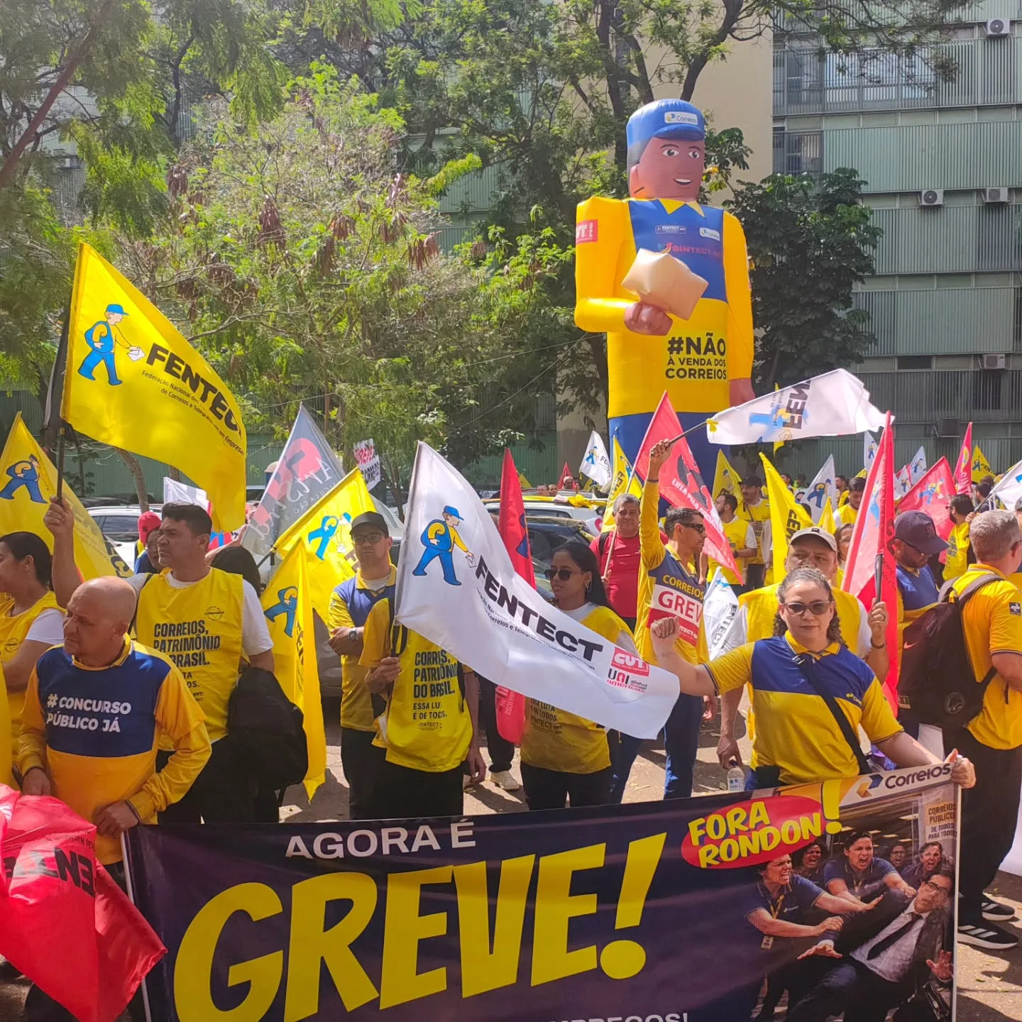 Trabalhadores dos Correios protestam contra a reestruturação e cobram negociação com o governo