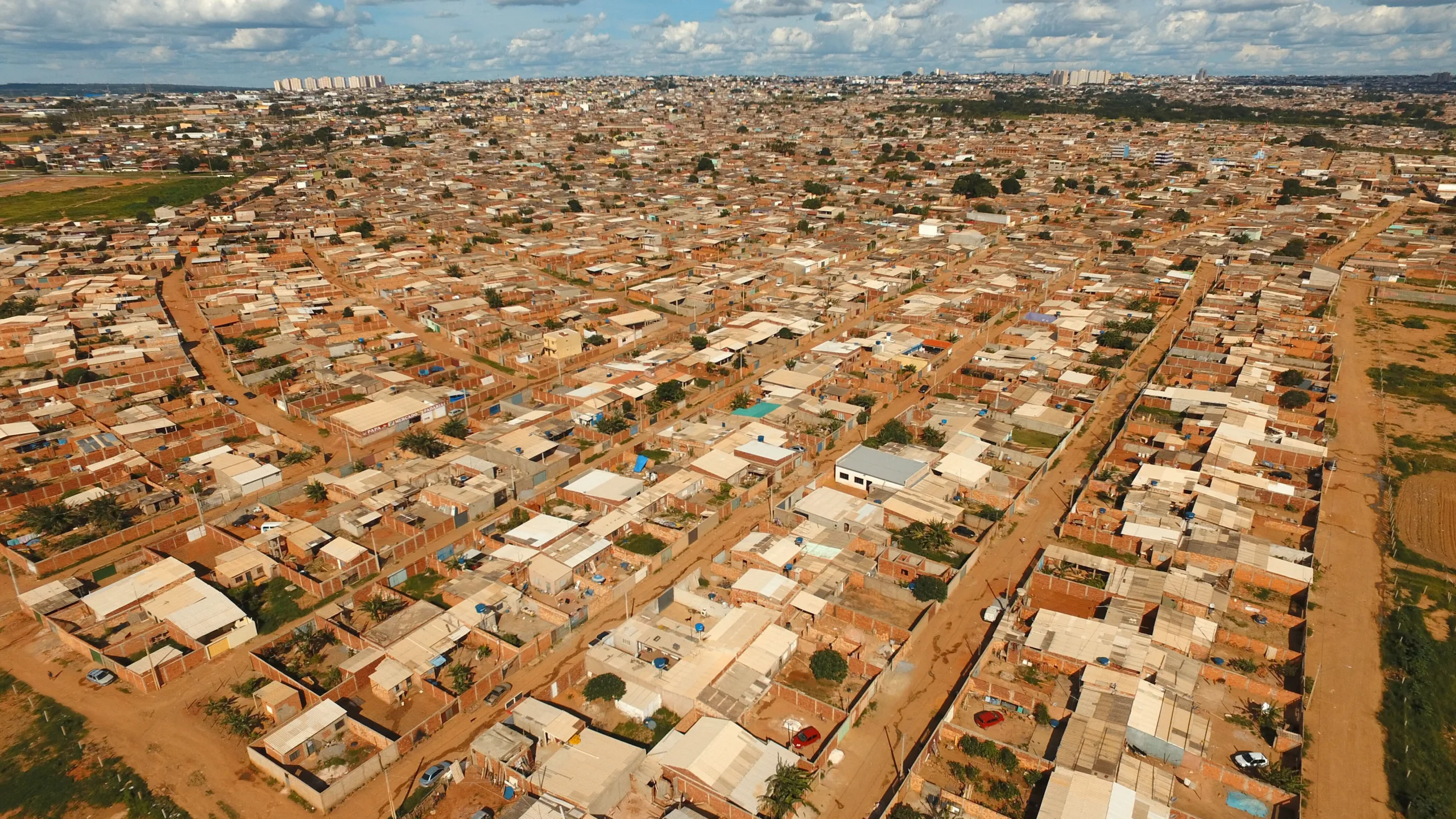 Vista aérea do Sol Nascente, região administrativa do Distrito Federal. A política urbana para o DF está entre os temas abordados em carta aberta do IAB-DF às candidaturas de 2026