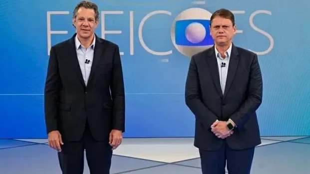 Tarcísio de Freitas e Fernando Haddad durante debate da TV Globo para o governo de São Paulo, nesta terça-feira (29).