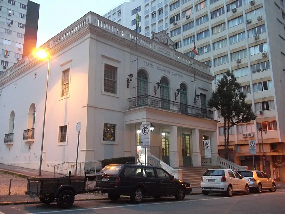 O Teatro Álvaro de Carvalho é um prédio antigo de arquitetura eclética, branco, com uma sacada no segundo andar.