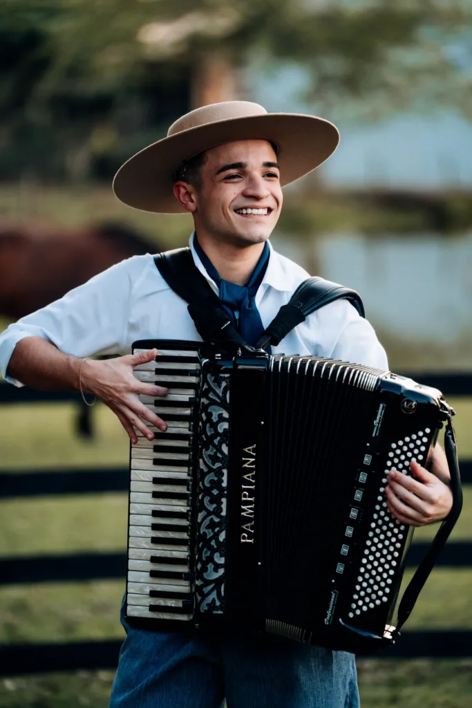 Thomas Machado se apresenta em noite de celebração à cultura gaúcha no Teatro Bancários RS.
