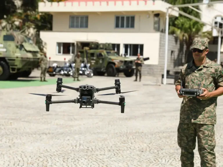 Entre drones e fuzis: o simulacro das políticas públicas da direita