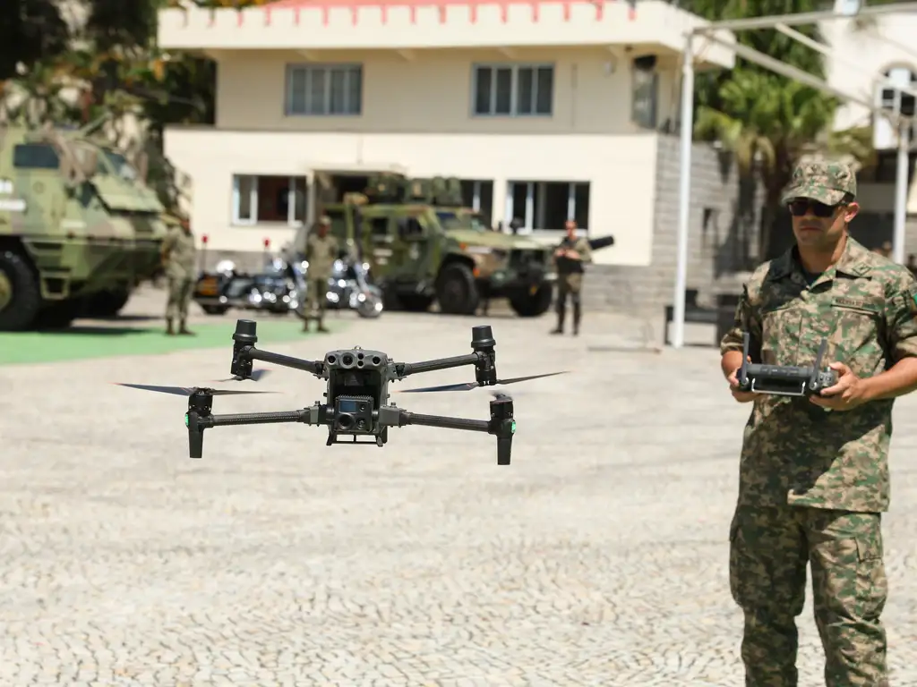 Fuzileiro naval testa novo drone de ataque, no RJ.