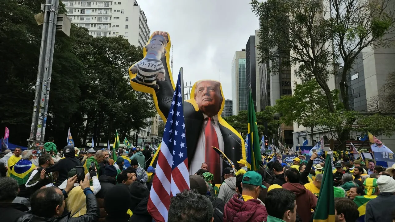 Boneco gigante de Donald Trump e bandeiras dos Estados Unidos apareceram entre os manifestantes durante o ato bolsonarista de 7 de Setembro na Avenida Paulista, em São Paulo.