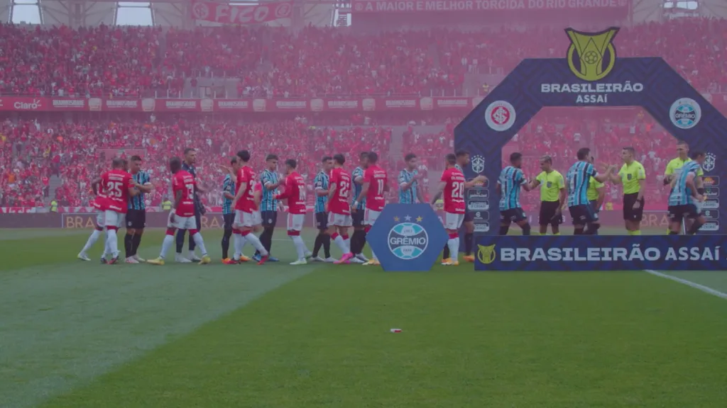 Produzido pela Giros Filmes e Panda Filmes com direção de Belisario Franca e Tatiana Sager e direção adicional de Renato Dornelles, o longa documental leva para as telas a história de uma das maiores rivalidades do futebol mundial