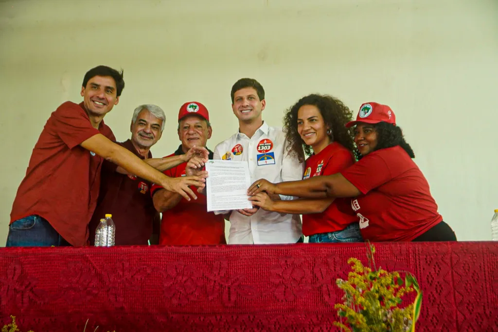 João Campos (PSB) durante o ato de assinatura da carta compromisso com a reforma agrária, no assentamento Normandia (PE)