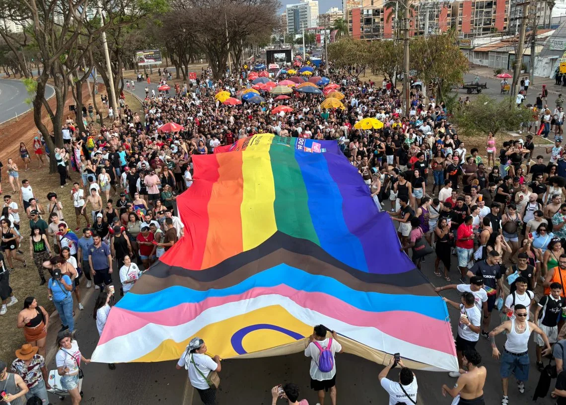 Comunidade reunida durante parada LGBT em Taguatinga