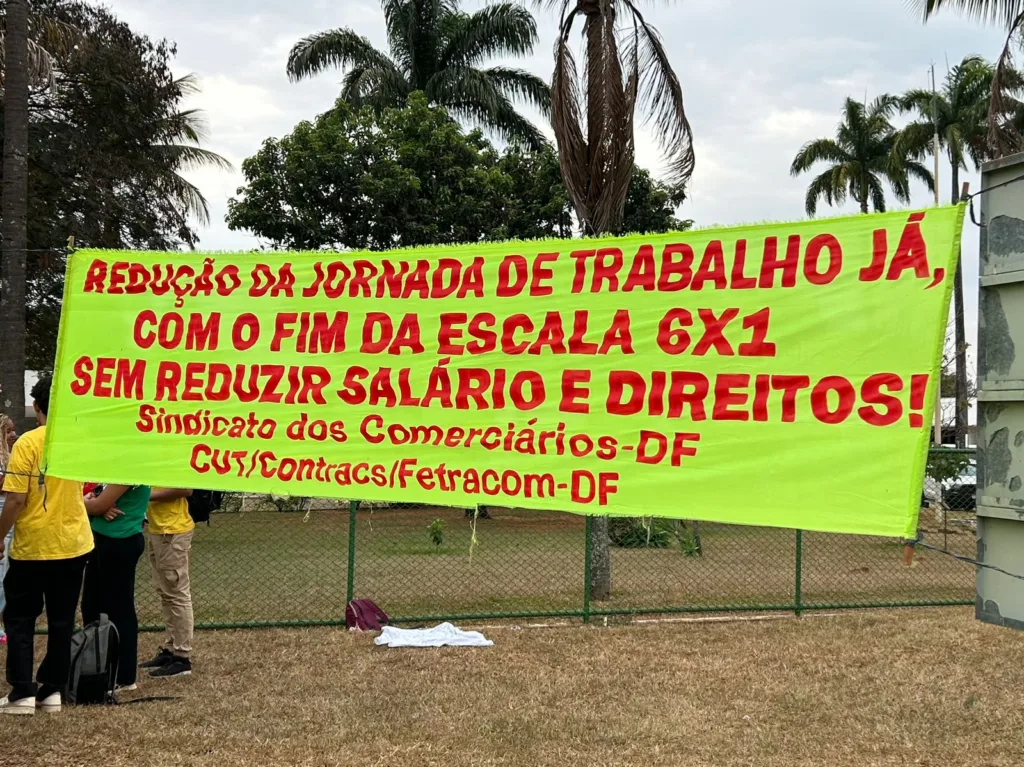 Sindicatos e movimentos sociais mantêm vigília em Brasília para pressionar parlamentares pela aprovação da proposta que prevê o fim da escala 6×1