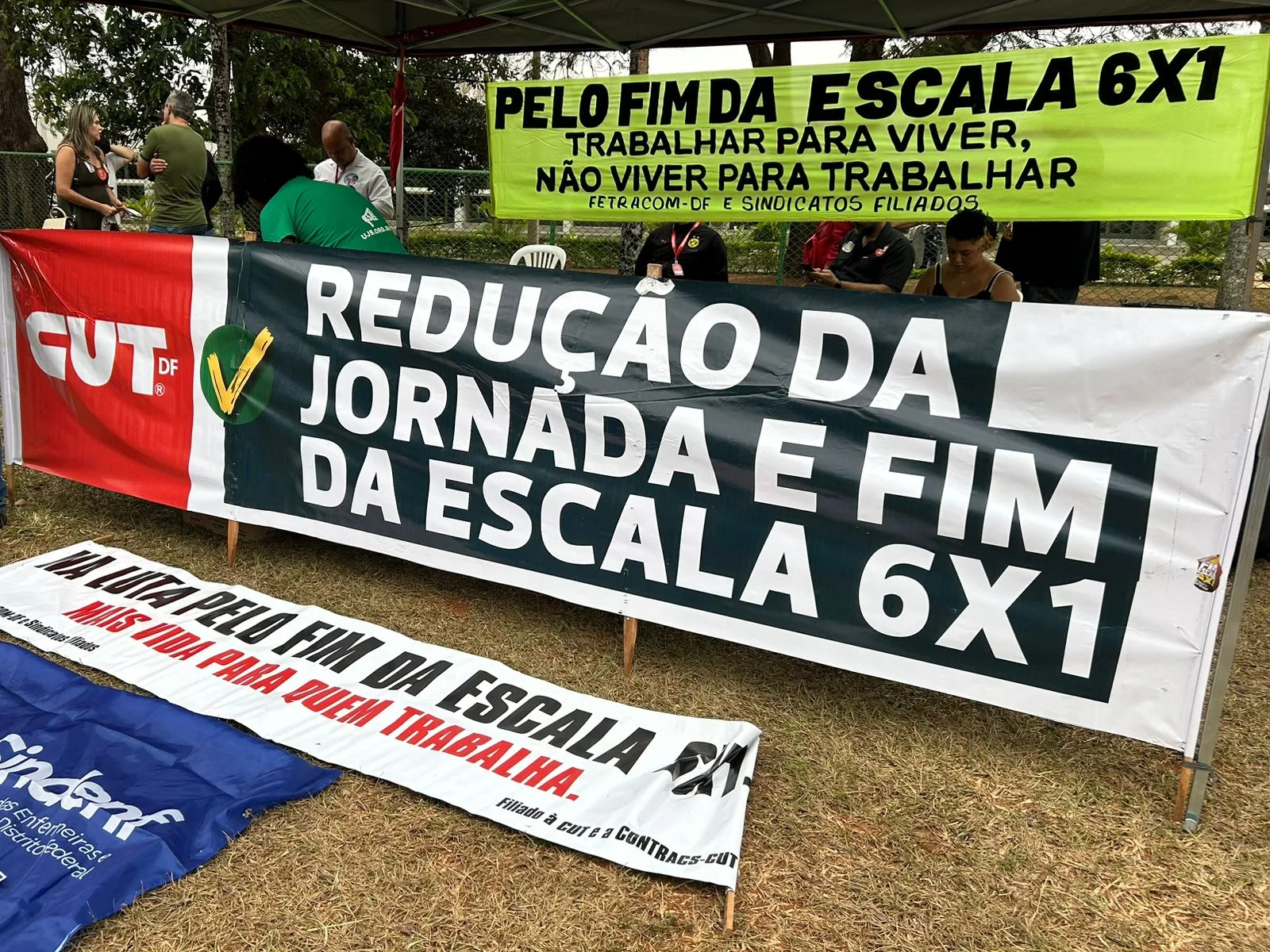 Manifestantes se reúnem em frente ao Anexo II do Senado durante mobilização pela redução da jornada semanal
