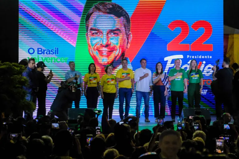 Flávio Bolsonaro leva discurso bolsonarista a Porto Alegre e defende anistia aos golpistas