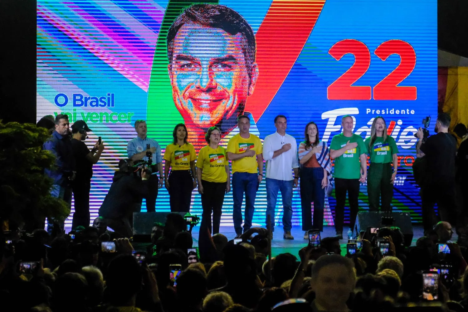 Flávio Bolsonaro (PL) durante comício no Parcão, em Porto Alegre, nesta quarta-feira (2)