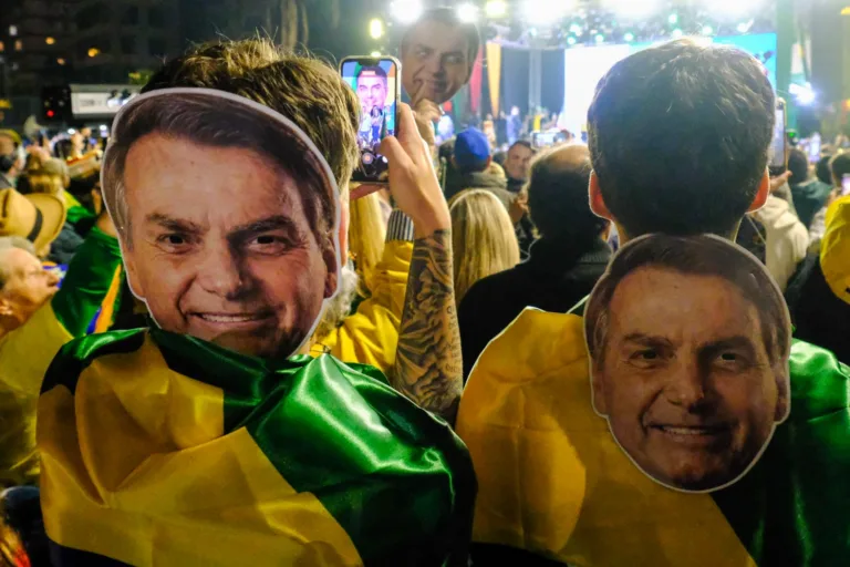 No Parcão, extrema direita transforma comício de Flávio Bolsonaro em micareta política