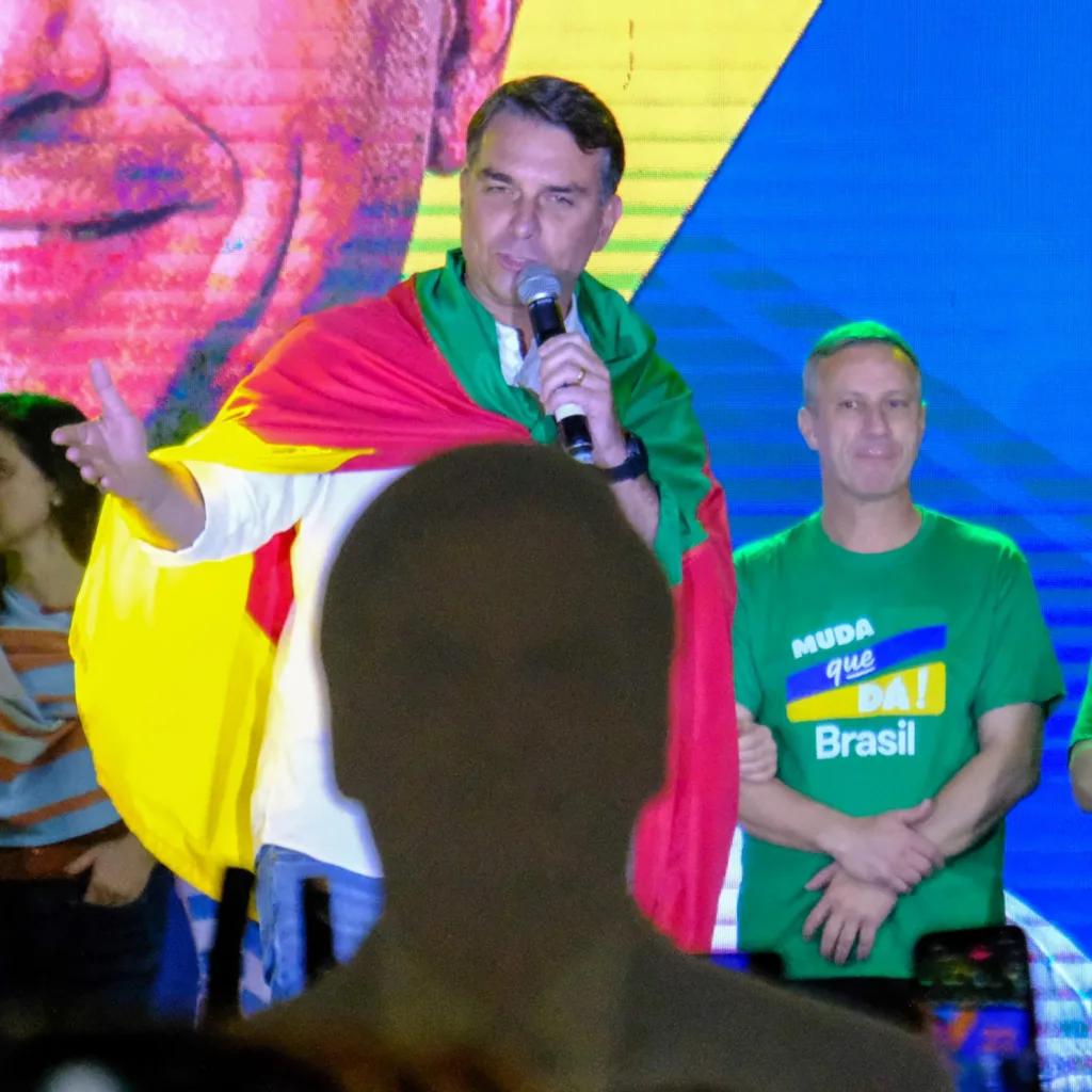 Campanha de Flávio ancora-se na imagem de Jair Bolsonaro