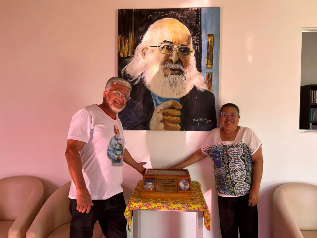 Paulo Freire esteve em Ceil&acirc;ndia em 30 de agosto de 1996, para a instala&ccedil;&atilde;o do 1&ordm; F&oacute;rum Regional de Alfabetiza&ccedil;&atilde;o de Jovens e Adultos. Na ocasi&atilde;o, deixou as m&atilde;os moldadas em uma placa de cimento