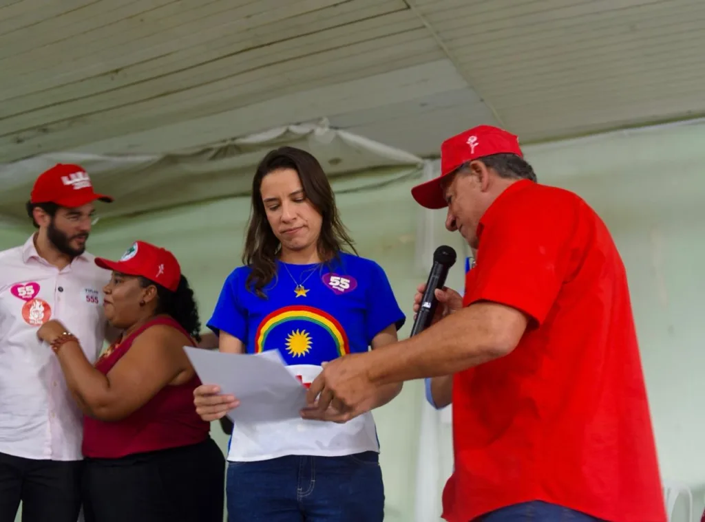 Governadora Raquel Lyra durante o ato de assinatura da carta compromisso com a reforma agrária, no assentamento Normandia (PE)