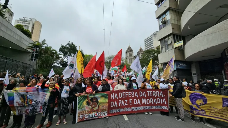‘Estamos aqui por nossa existência’: frio não afasta manifestantes do Grito dos Excluídos em SP