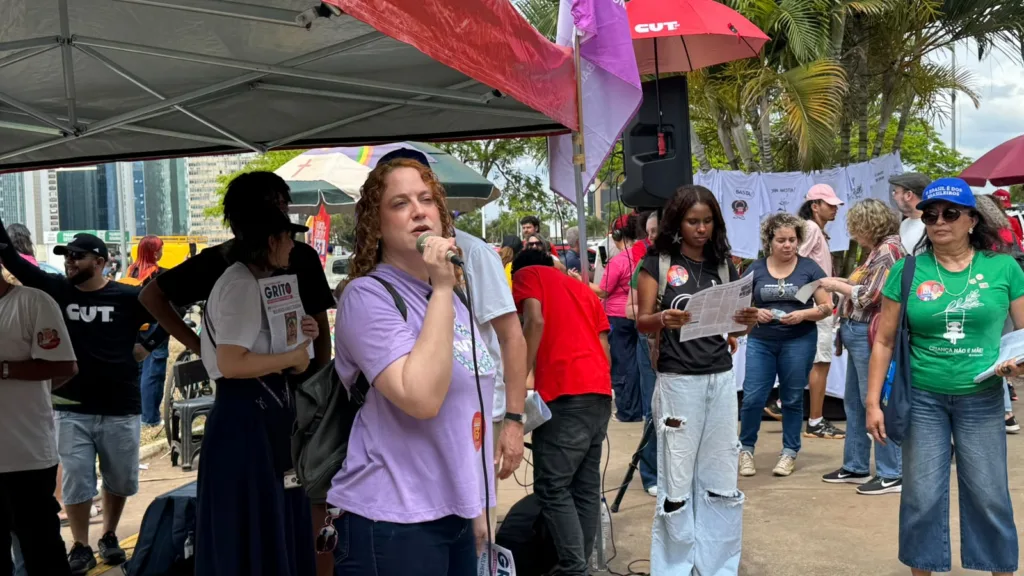 Thaísa Magalhães, da CUT-DF, associou o candidato Flávio Bolsonaro ao escândalo do Master