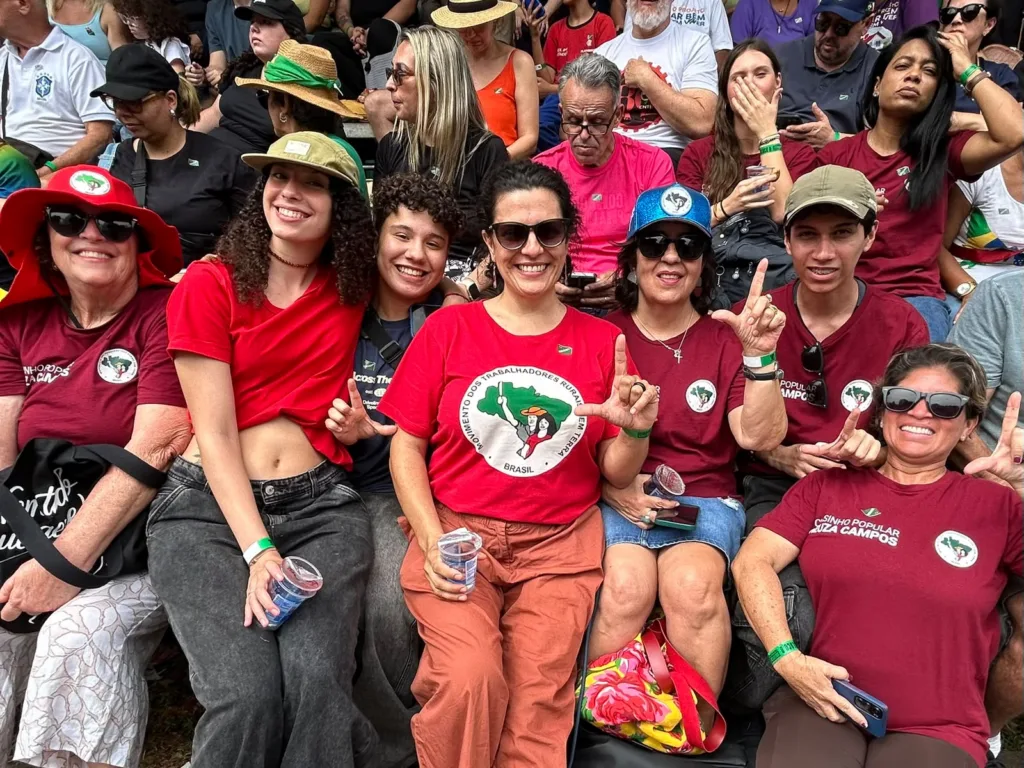Tatiana Brandão participou da cerimônia ao lado de integrantes do MST