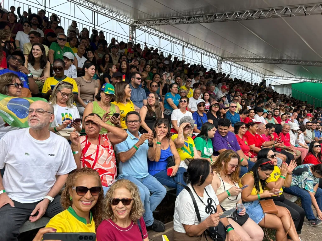 Público acompanha a cerimônia na Ala B da Esplanada dos Ministérios