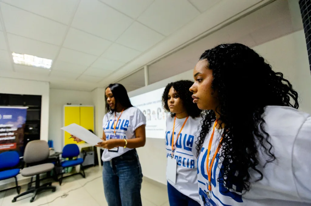 Além do processo de formação política, as jovens integrantes da Escola da Democracia são incentivadas a produzir conteúdos informativos sobre os temas trabalhados, para alcançar mais pessoas.