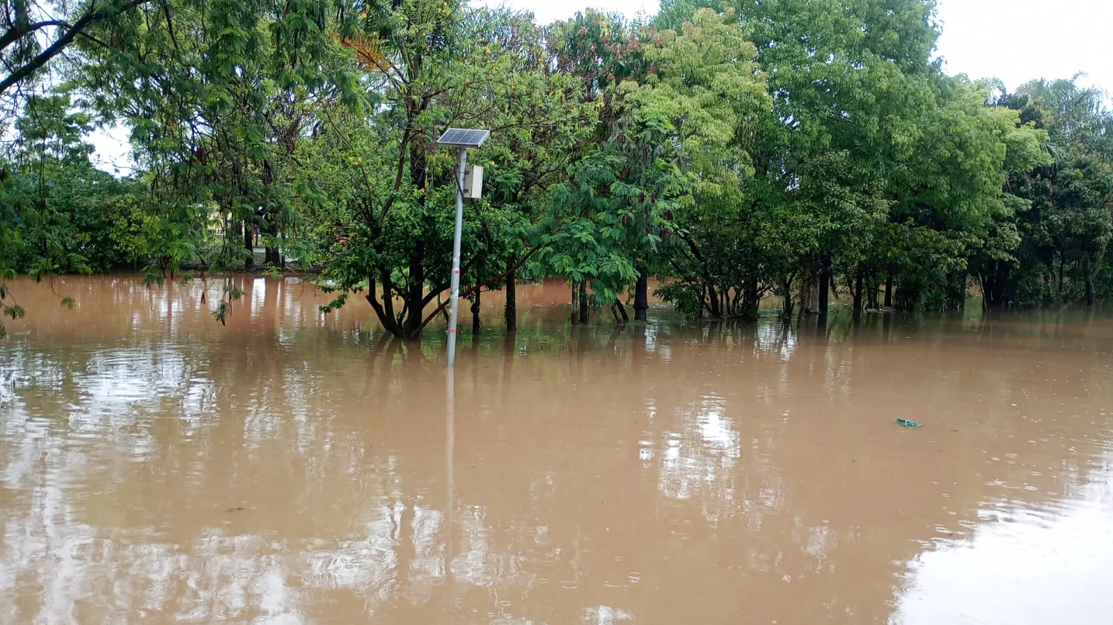 Moradores da União de Vila Nova, na zona leste de São Paulo, enfrentam alagamentos após a chuva que atinge a capital desde a noite de sexta-feira (11).