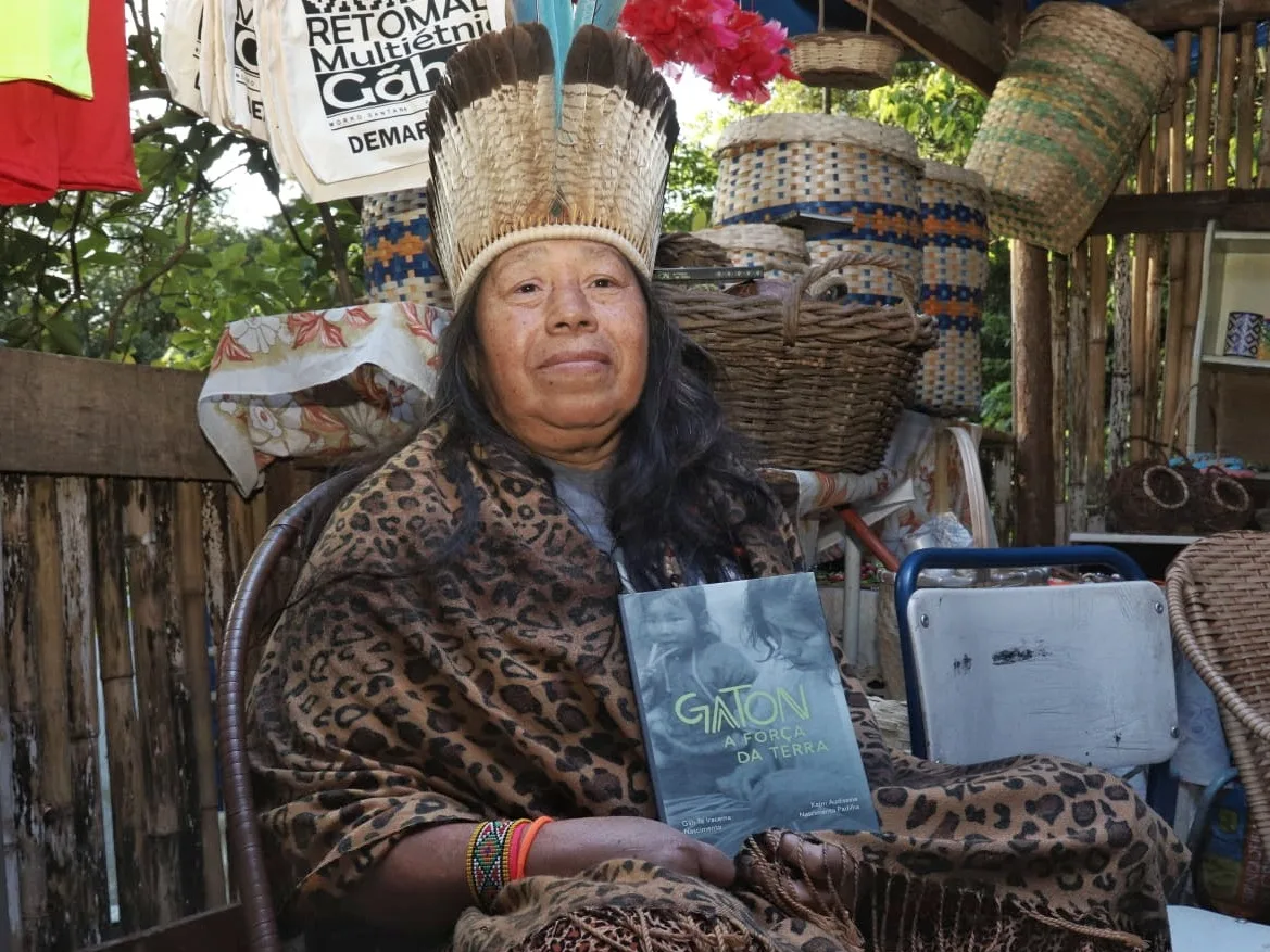 A obra reúne histórias, memórias e saberes do povo kaingang, com autoria de Kapri Audisséia Nascimento Padilha, inspirada em sua mãe, a cacica Iracema Gãh Té Nascimento, liderança política e espiritual da aldeia