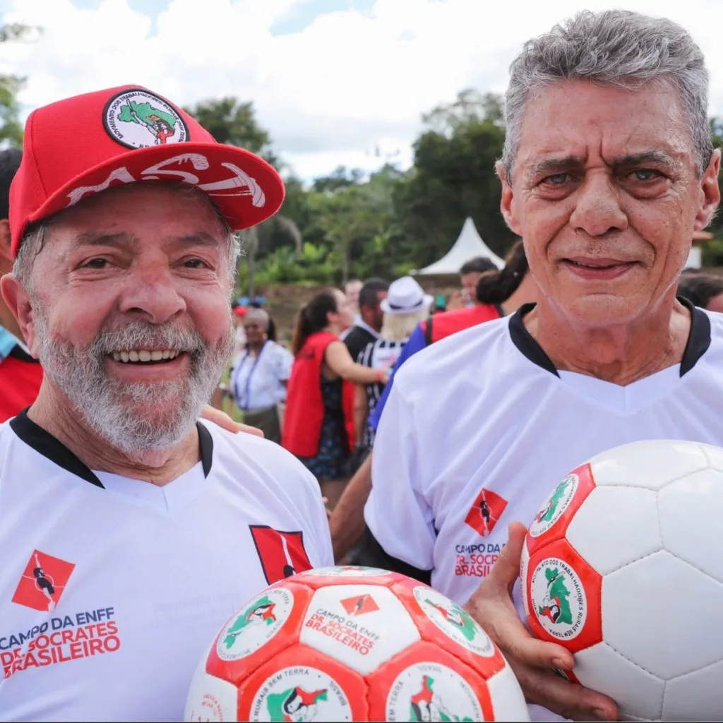Lula e Chico Buarque em partida de futebol na Escola Nacional Florestan Fernandes, do MST, em Guararema (SP)