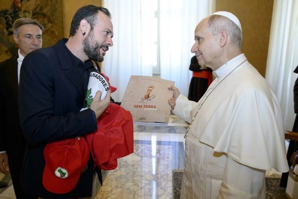 Rodrigo Suñe, Direção do Setor de Internacionalismo do MST, e o papa Leão XIV.