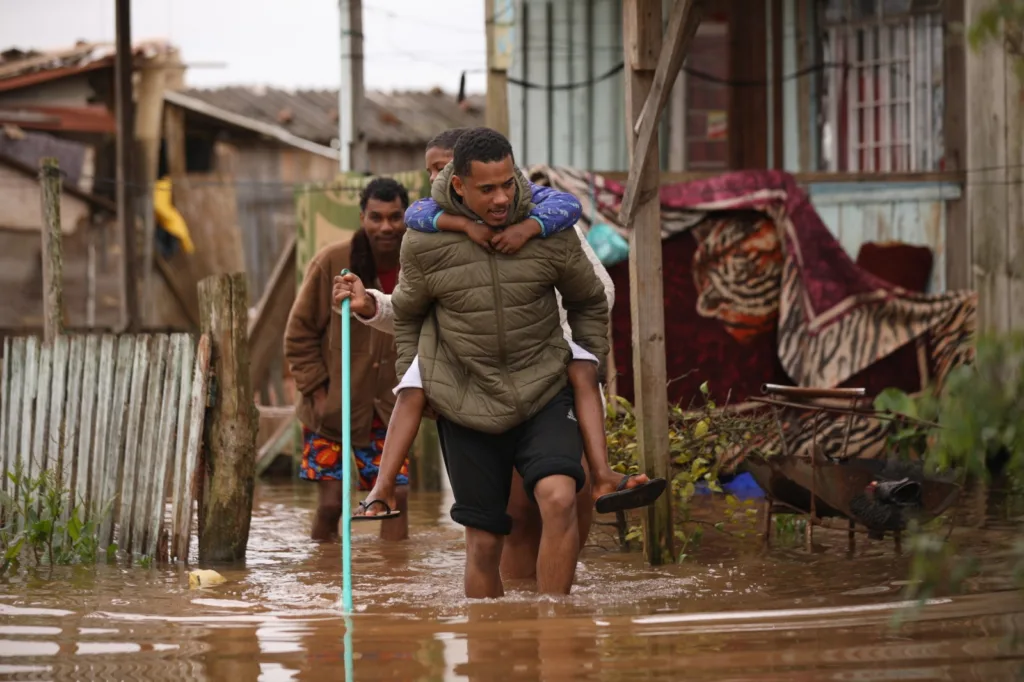 Comunidade Rio Negro tem 10 anos e abriga cerca de 100 famílias.