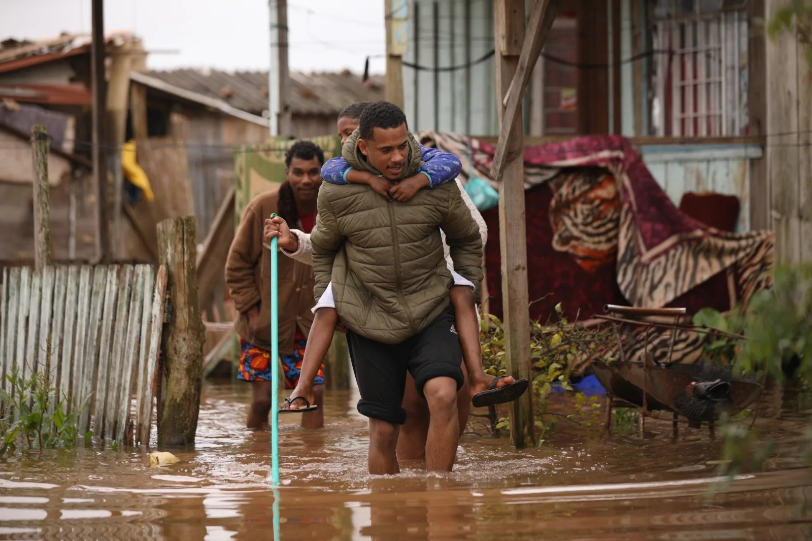 Comunidade Rio Negro tem 10 anos e abriga cerca de 100 famílias.