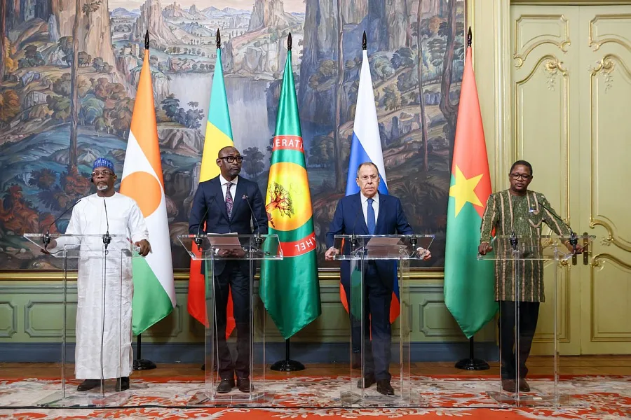 Ministro das Relações Exteriores da Rússia, Serguei Lavrov, após a reunião de ministros das Relações Exteriores entre a Rússia e a Confederação dos Estados do Sahel, em Moscou, 3 de abril de 2025.