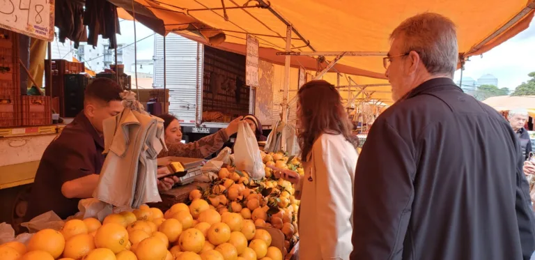 Movimento no Mercadão do Produtor da Cidade Baixa, no Largo Zumbi dos Palmares, tradicional feira de sábado em Porto Alegre