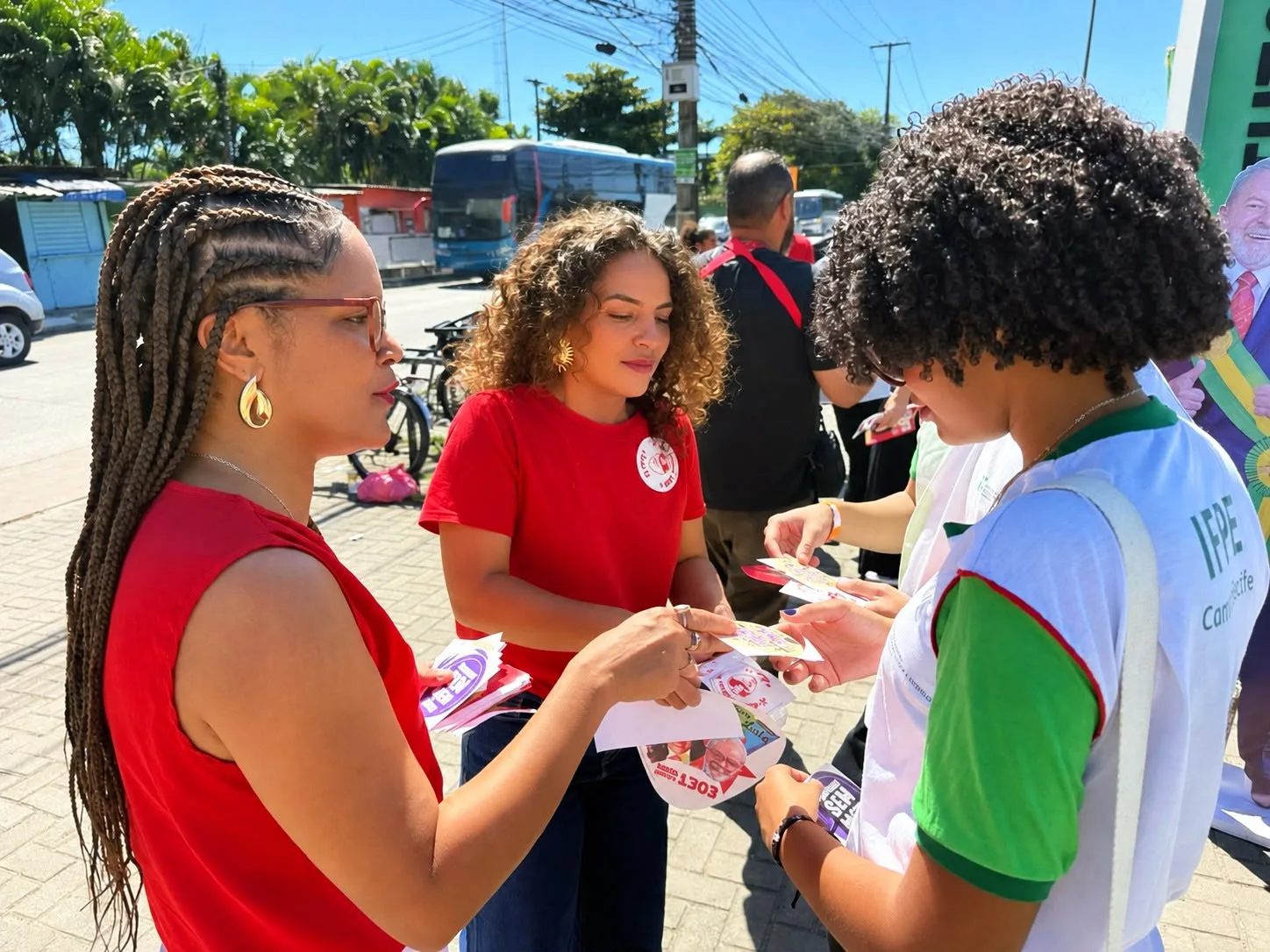 Jô Cavalcanti (Psol) e Rosa Amorim (PT) panfletam em frente ao campus Recife do IFPE, na zona oeste da capital