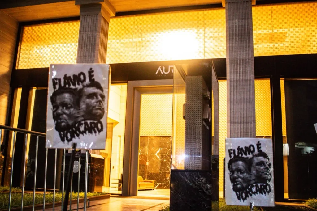 Relação de Flávio Bolsonaro (PL) com Vorcaro envolve pedido de mais de R$ 100 milhões para financiamento do filme "Dark Horse"