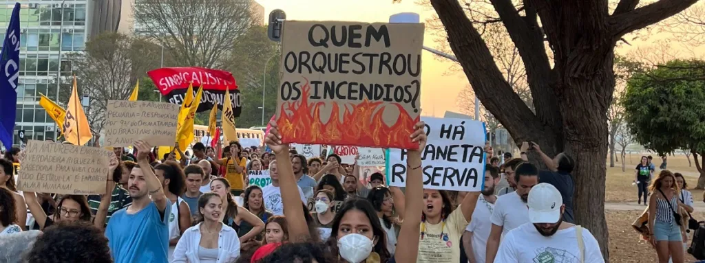 “Quem orquestrou os incêndios?”: cartaz expõe uma das cobranças levadas às ruas durante a mobilização