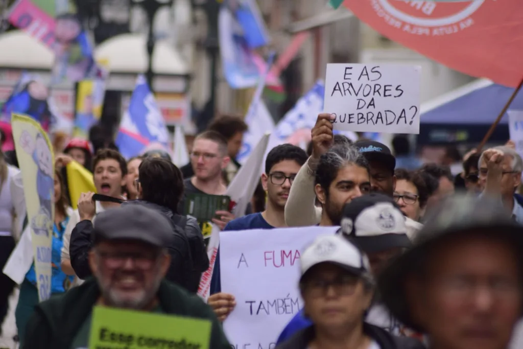 Manifestação por justiça climática e em defesa das árvores, de 2024, em Curitiba (PR).