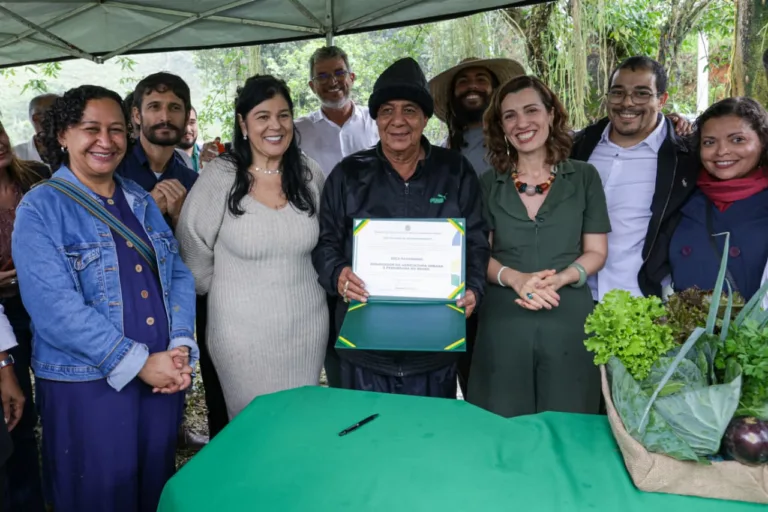 Zeca Pagodinho recebe título de embaixador da agricultura urbana por horta em Caxias (RJ)