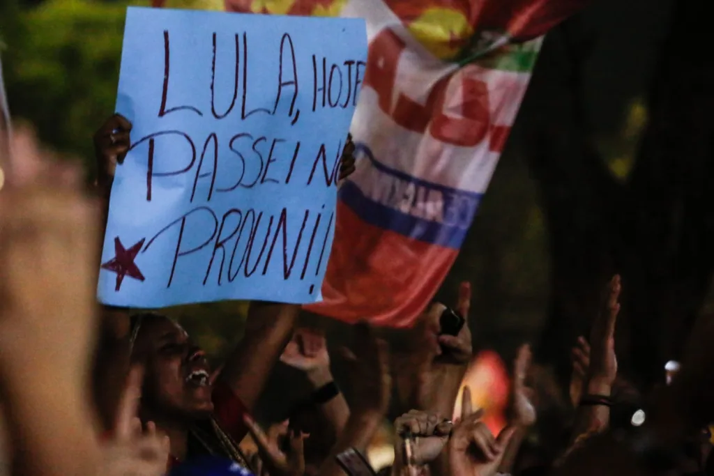 Em ato no DF, uma jovem segura um cartaz que diz: “Lula, hoje passei no Prouni”