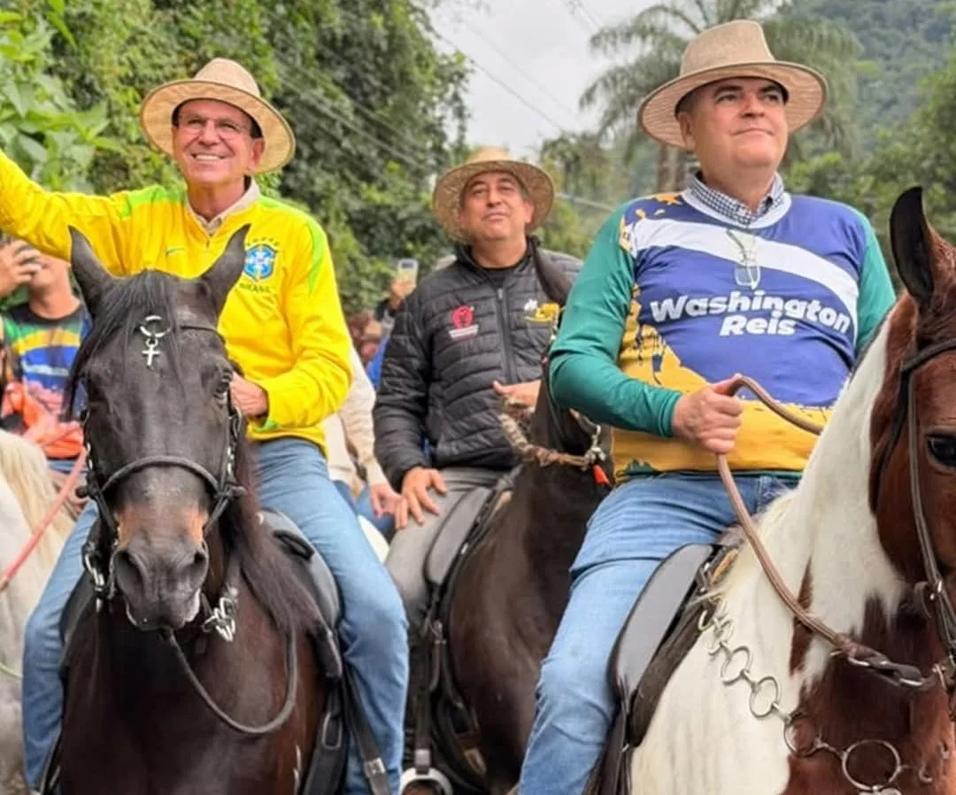 Washigton Reis (direita) e Eduardo Paes fazem cavalgada em Duque de Caxias como ato de campanha