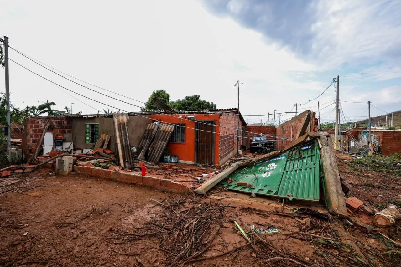 Moradores contabilizam prejuízos após chuva com granizo e fortes rajadas de vento