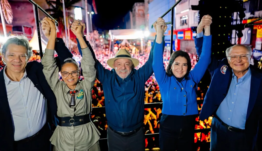 Fernando Haddad, Marina Silva, o presidente Luiz Inácio Lula da Silva, Simone Tebet e Geraldo Alckimin em comício em SP.
