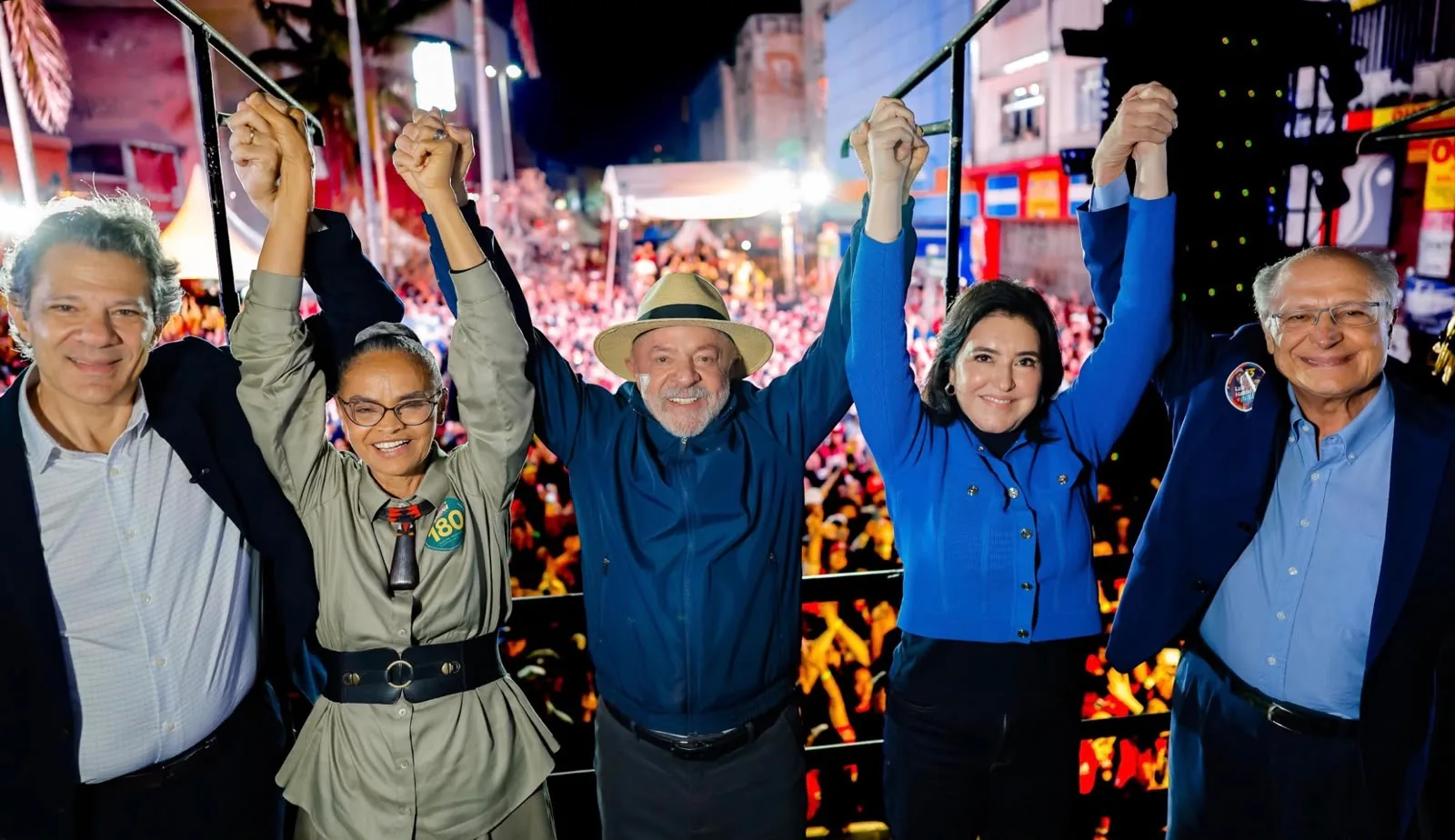 Fernando Haddad, Marina Silva, o presidente Luiz Inácio Lula da Silva, Simone Tebet e Geraldo Alckimin em comício em SP.