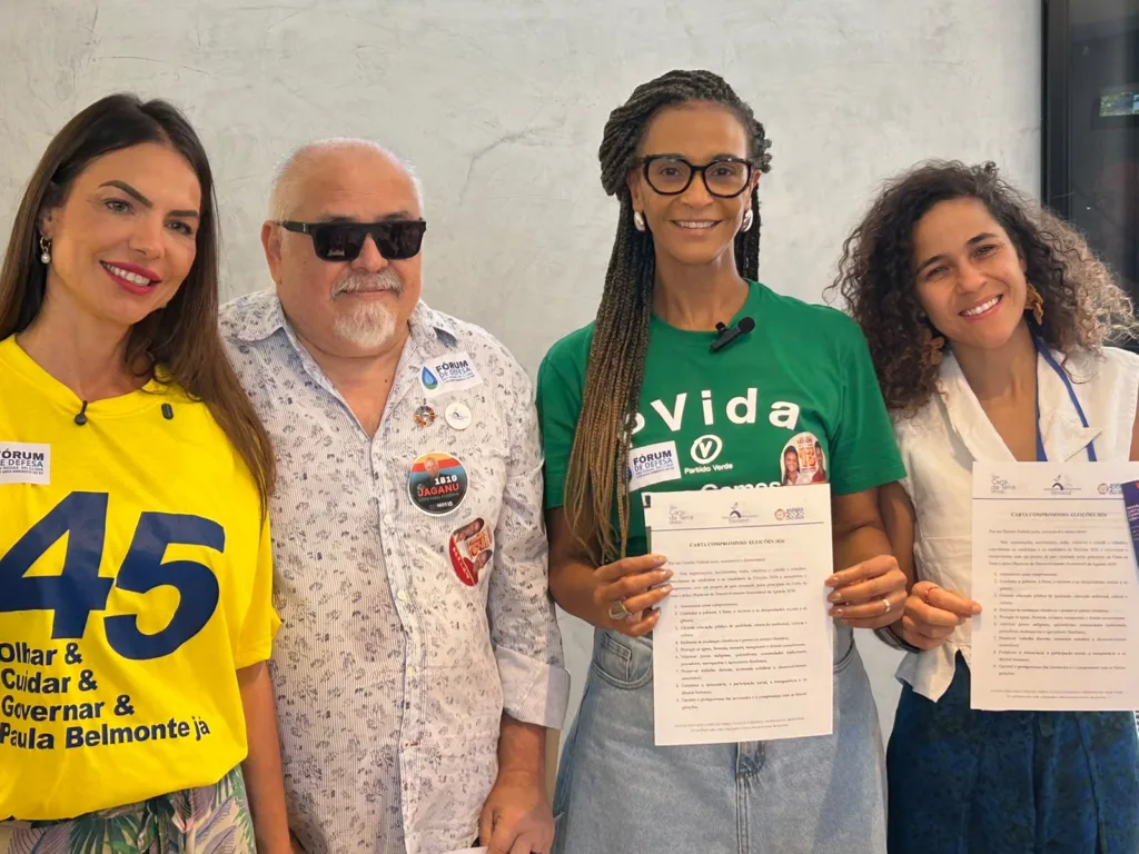 Paula Belmonte, Pedro Ivo, Dora Gomes, vice na chapa de Leandro Grass, e Sofia Carvalho, vice na chapa de Ricardo Cappelli, durante ato em defesa das águas e do Cerrado no Distrito Federal
